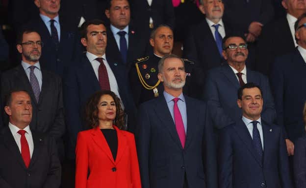 Rafael del Amo, a la izquierda, junto a la ministra Montero, el Rey y Moreno Bonilla.  GETTY