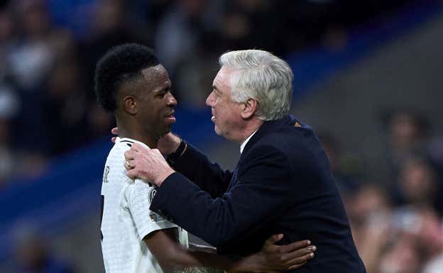 Ancelotti y Vinicius, en un partido reciente del Real Madrid.  GETTY