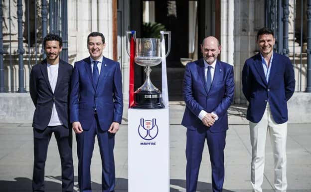 Navas, Moreno Bonilla, Louzán y Joaquín, con la Copa del Rey en Sevilla.  GETTY