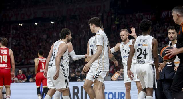 Una arenga al banquillo y la charla de Chus Mateo  hacen al Real Madrid aferrarse al espíritu de la serie ante el Partizan: “Hay una frase que dice ‘hasta el final, vamos’…”