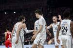 Una arenga al banquillo y la charla de Chus Mateo  hacen al Real Madrid aferrarse al espíritu de la serie ante el Partizan: “Hay una frase que dice 'hasta el final, vamos'...”