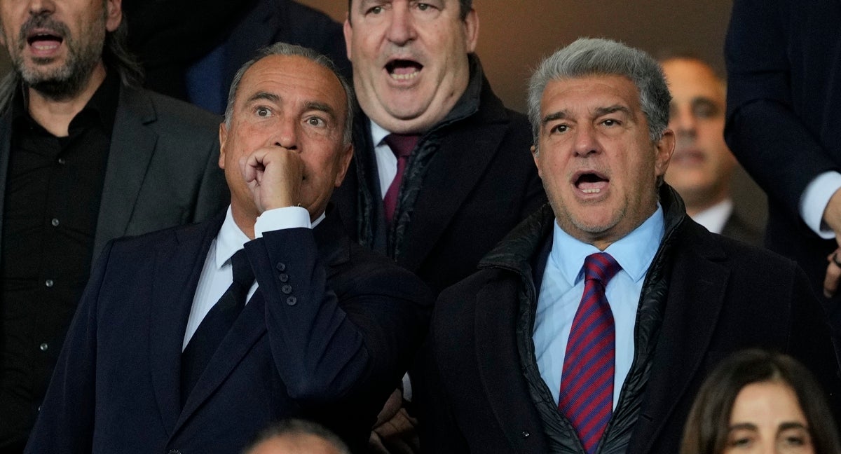 Rafa Yuste, a la derecha de Joan Laporta.