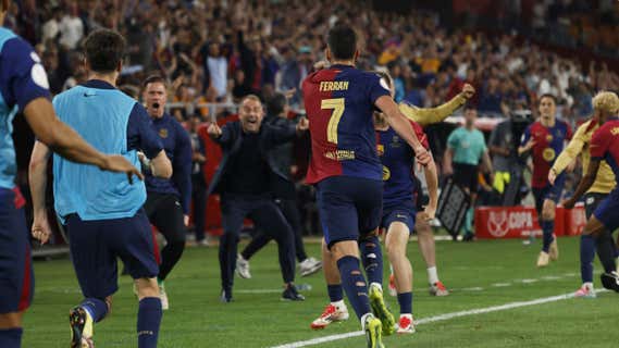 Ferran festeja su gol con Flick. /