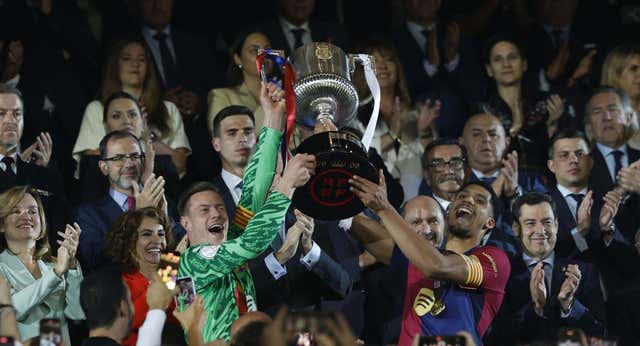 El Barça tacha una cruz al triplete y le gana la Copa al Real Madrid en una final gigantesca