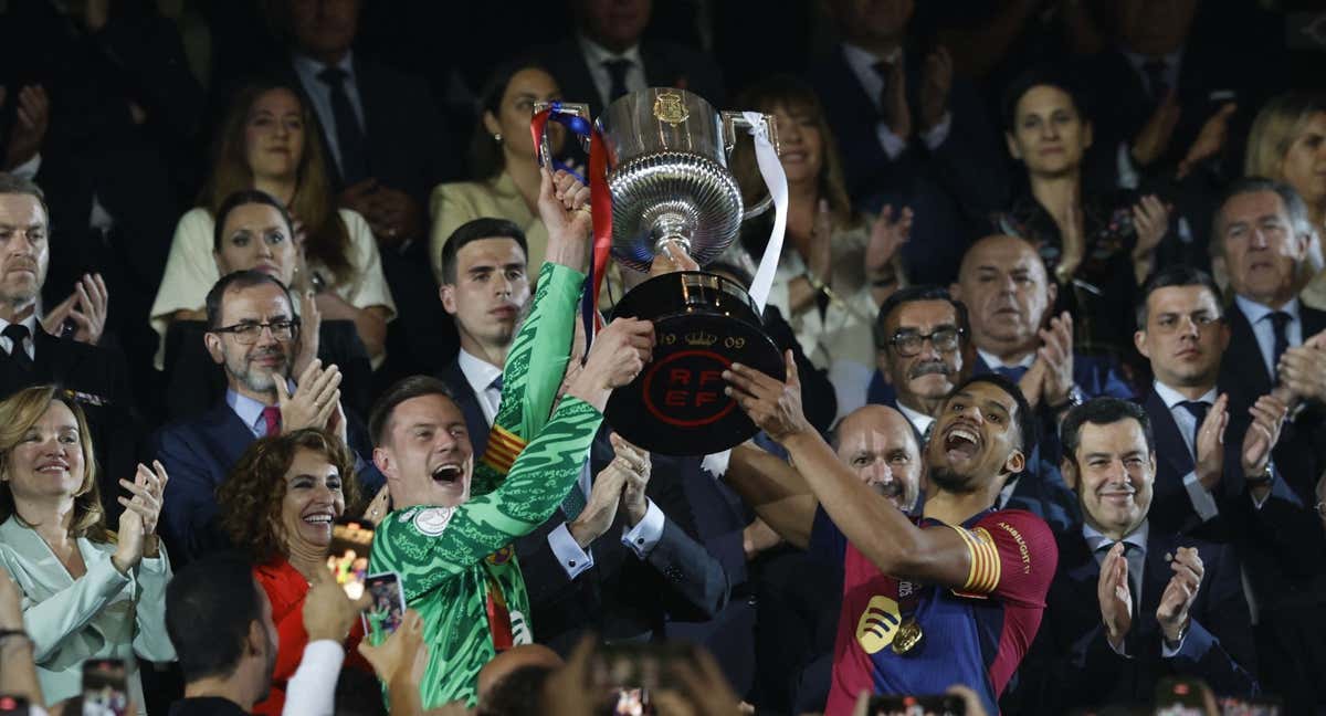 Ter Stegen y Araujo levantan la Copa.
