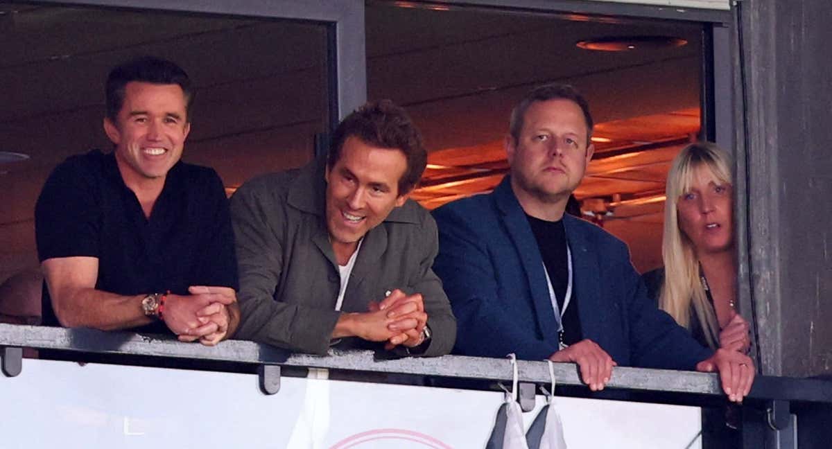 Ryan Reynolds y Rob McElhenney presencian el triunfo del Wrexham sobre el Charlton.