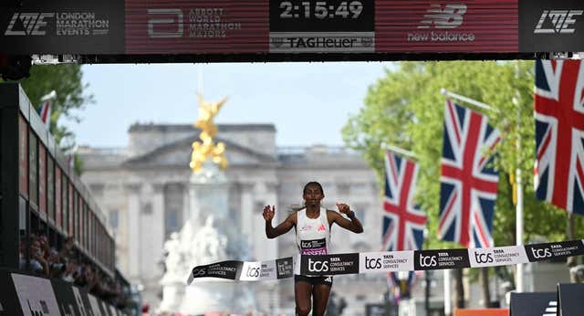 Tigst Assefa gana el maratón de Londres con nuevo récord del mundo
