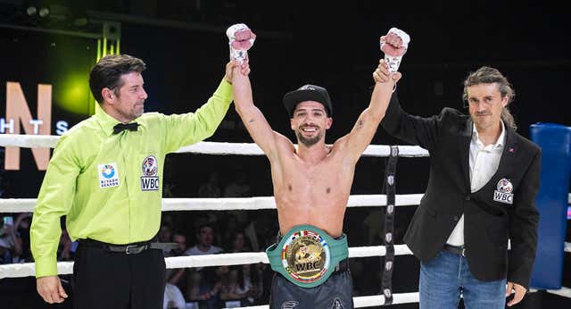 Brandon Moreno retiene su cinturón WBC Latino en Madrid