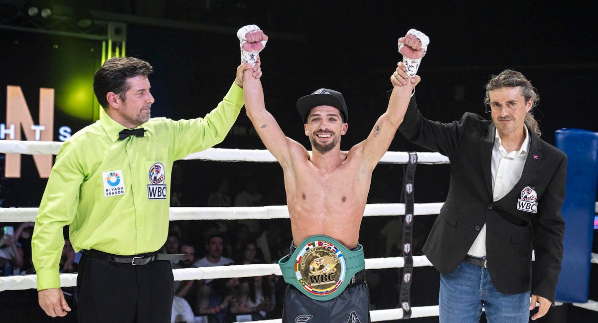 Brandon Moreno celebra su victoria.