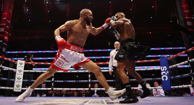 Eubank mantiene el honor en su familia tras derrotar a Conor Benn
