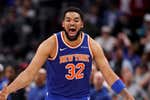 Karl-Anthony Towns eleva a los Knicks y una jugada mal arbitrada remata a Detroit