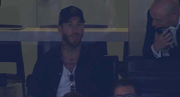 Sergio Ramos en la grada durante el duelo de Monterrey ante Pachuca.
