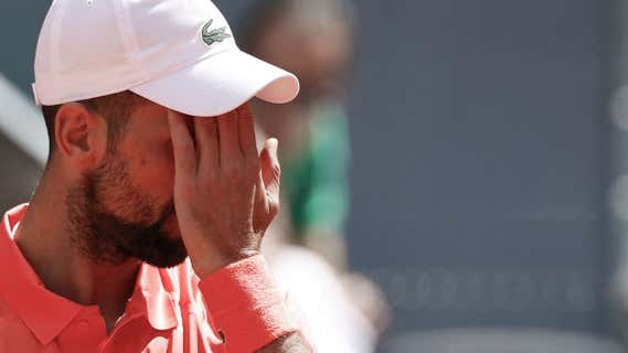 Novak Djokovic se lamenta durante su derrota en el Mutua Madrid Open. /EFE/ Chema Moya