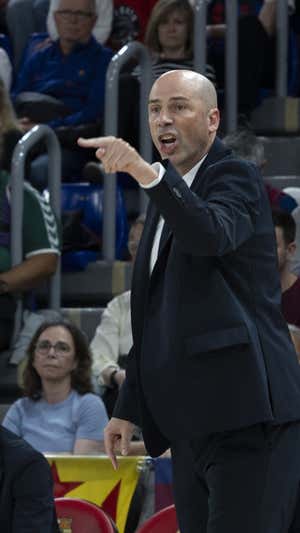 Peñarroya da instrucciones a sus jugadores. Efe