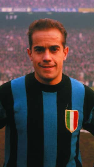 Suárez, en un partido con el Inter.  Libro “Luis Suárez L'architetto”