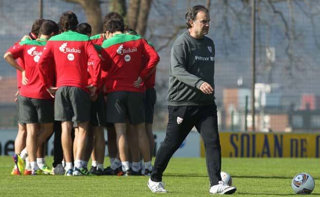 Los futbolistas rojiblancos visionan sobre el césped acciones a trabajar. Archivo