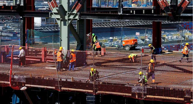 Las obras del Camp Nou siguen avanzando durante el apagón y Joan Laporta ya tiene su asiento
