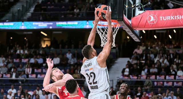 El Real Madrid se hace grande y sigue vivo ante el Olympiacos