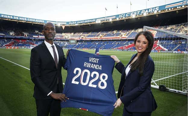 Jean-Guy Afrika, CEO de Visit Rwanda, y Nicola Ibbetson, director de patrocinios internacionales del PSG. PSG