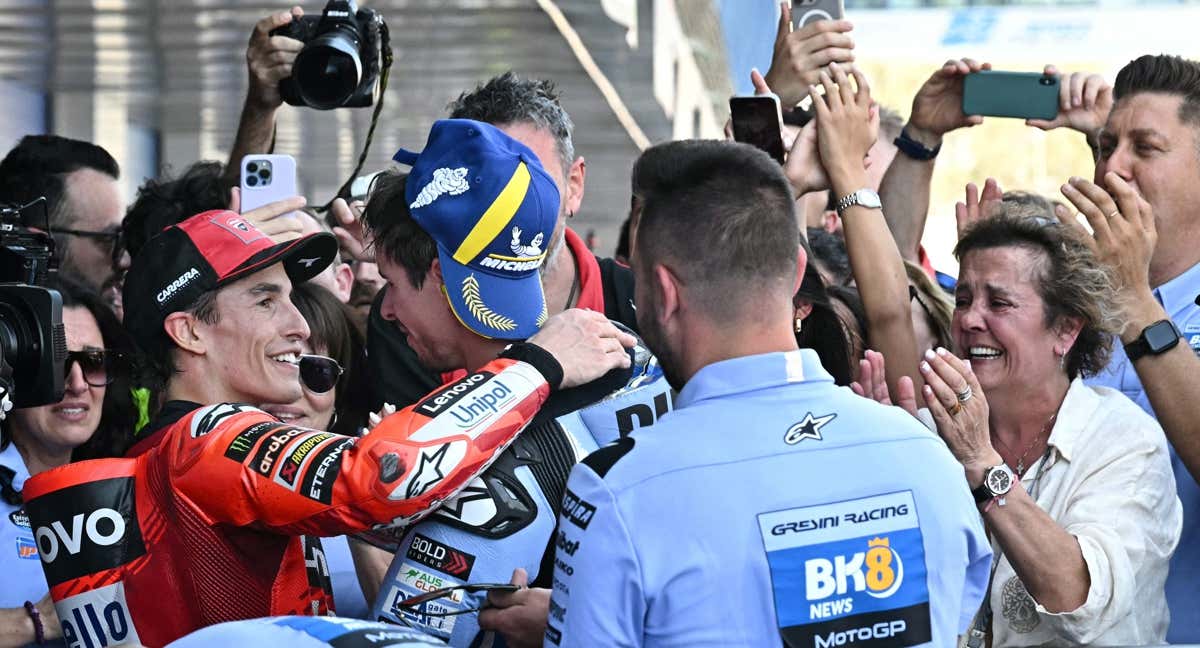 Marc Márquez abrazando a Alex Márquez tras su primera victoria. /JAVIER SORIANO / AFP)