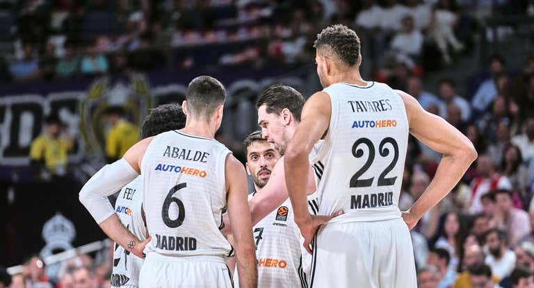 Los jugadores del Real Madrid este martes en el duelo ante Olympiacos.