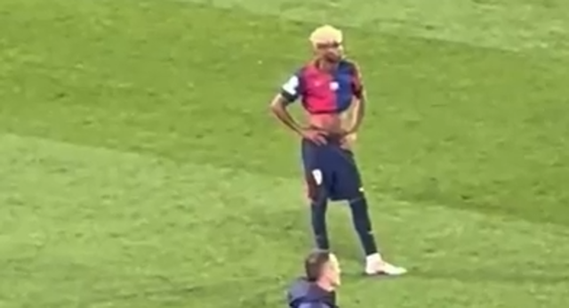 Lamine Yamal no quería saber nada de su homenaje tras empatar ante el Inter.