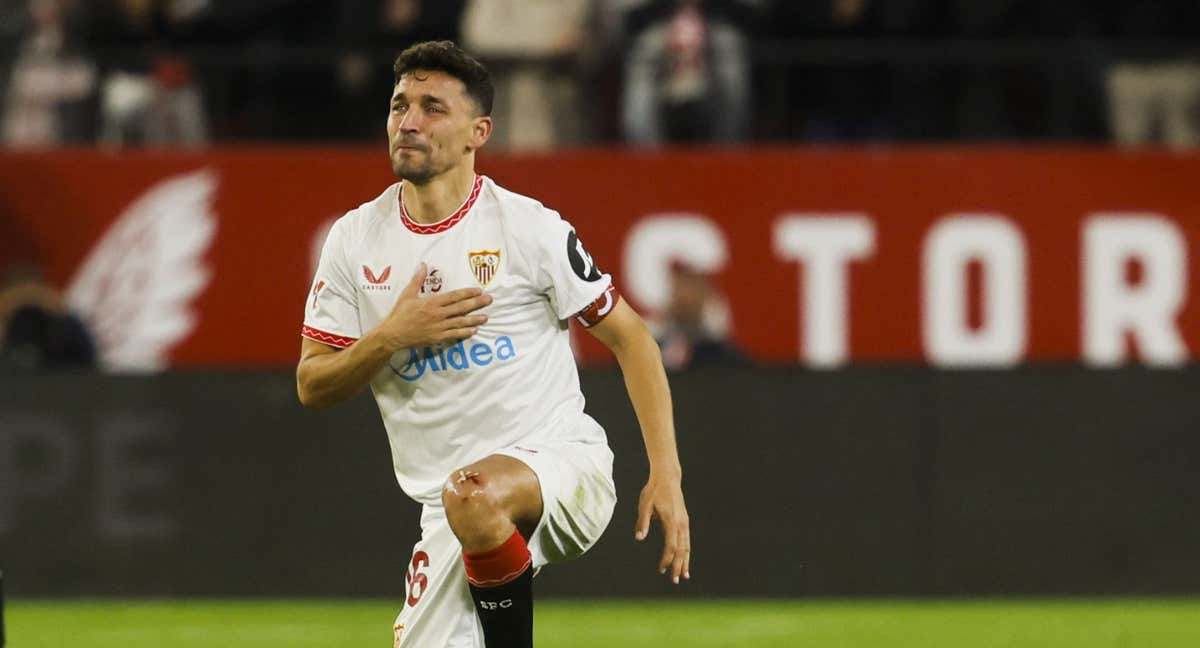 Jesús Navas se rinde al Sánchez-Pizjuán./