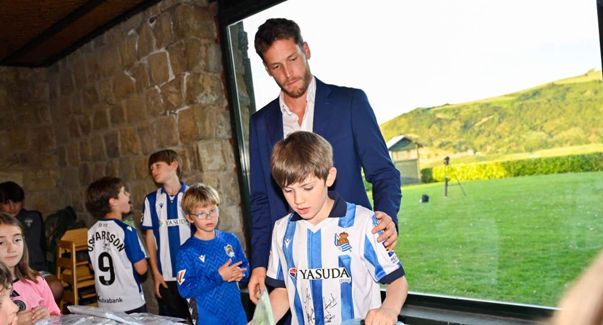 Álex Remiro compartió un buen rato firmando autógrafos y haciéndose fotos con los más pequeños.