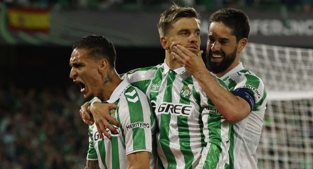 Antony, Lo Celso e Isco celebran el gol del brasileño.