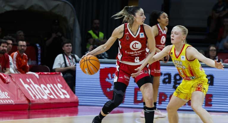 Mariona Ortiz maneja el balón.
