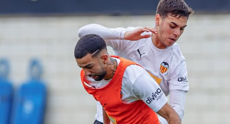 Hamza Bellari desborda a Enzo Barrenechea.