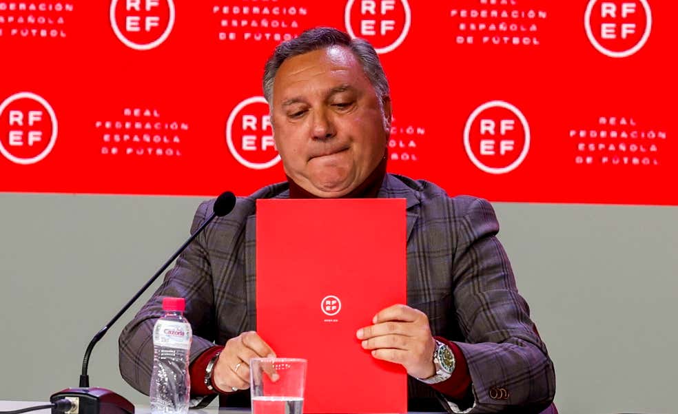 La nueva moda del fútbol español es mirar el DNI de los árbitros: “Una torpeza innecesaria”