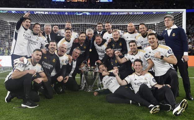 Carlo Ancelotti, con todo su equipo de trabajo.  GETTY