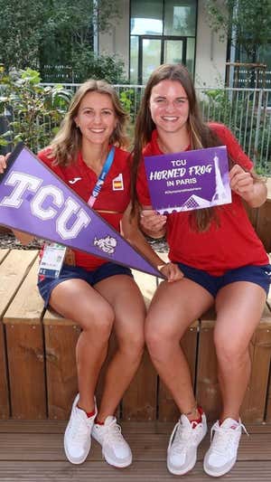 Tania Moreno y Daniela Álvarez recordando a su universidad en la Villa Olímpica de París.