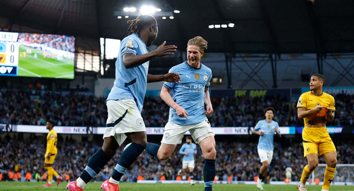 De Bruyne celebra su gol junto a Doku.