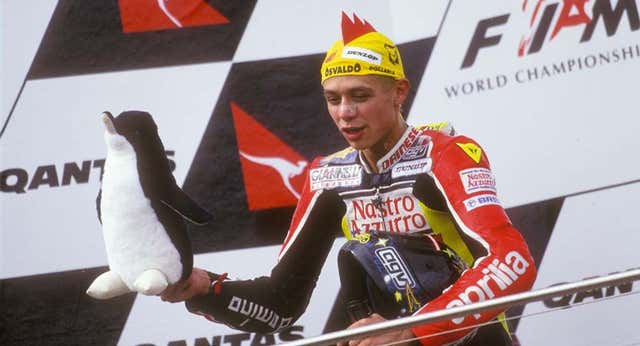 Valentino Rossi revive sus celebraciones más icónicas y el espíritu que cambió el motociclismo: «Eran tonterías pensadas en el bar»