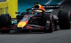 Max Verstappen se inventa otra pole; Carlos Sainz deslumbra y Fernando Alonso muerde el polvo