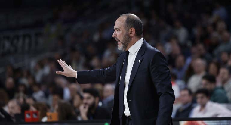 Chus Mateo da indicaciones a los jugadores del Real Madrid durante un partido.