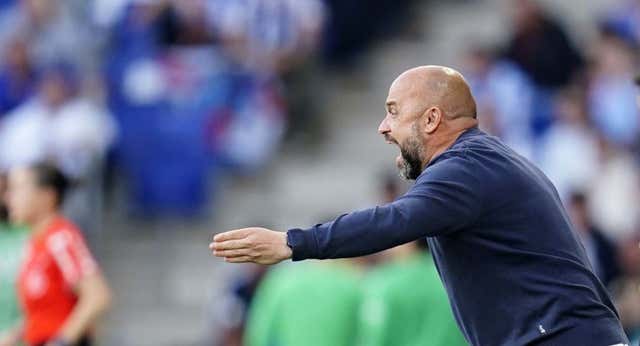 El fantasma del descenso y la ciclotimia del Espanyol no inquieta a su entrenador: «Un día eres John Travolta y otro, Manolo González»