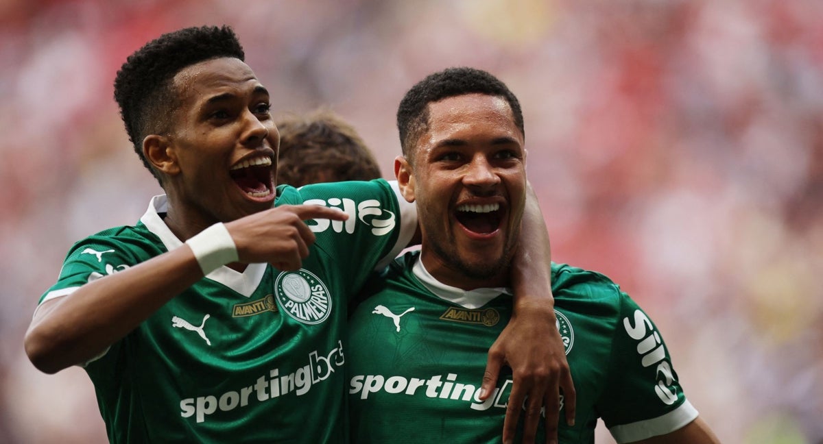 Vitor Roque celebra su gol con el Palmeiras.