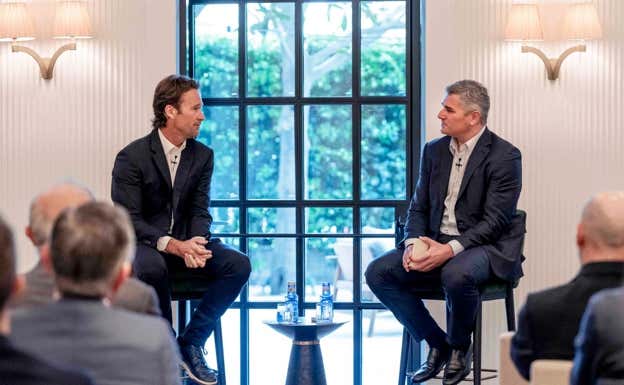 Carlos Moyà y Pedro Escudero, durante la charla en el hotel Villamagna.  Cedida