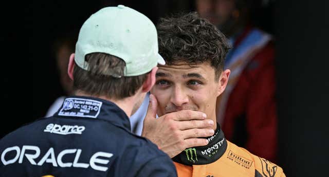 La peineta de Lando Norris resume su frustración con Max Verstappen: «Con él es chocar o no adelantar»