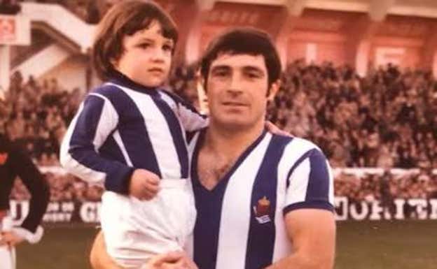 Un jovencísimo Agustín Aranzabal en los brazos de su aita Gaztelu.  RS
