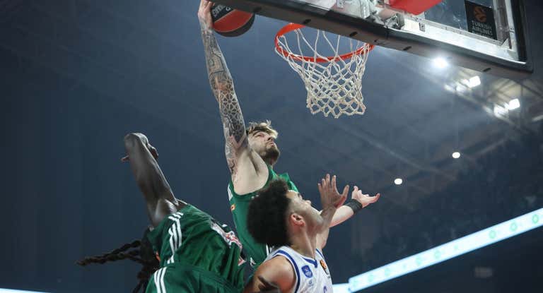 Juancho Hernangómez durante una acción de canasta en el duelo ante el Efes.