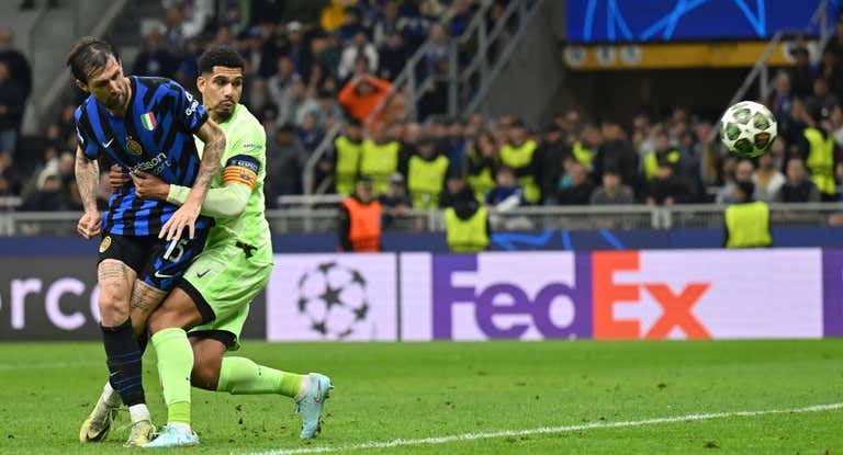 Acerbi junto a Araujo en la jugada del 3-3 que forzó la prórroga.