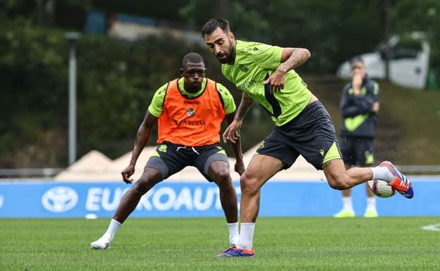 Brais Méndez, en un entrenamiento en Zubieta junto a Traoré.  RS