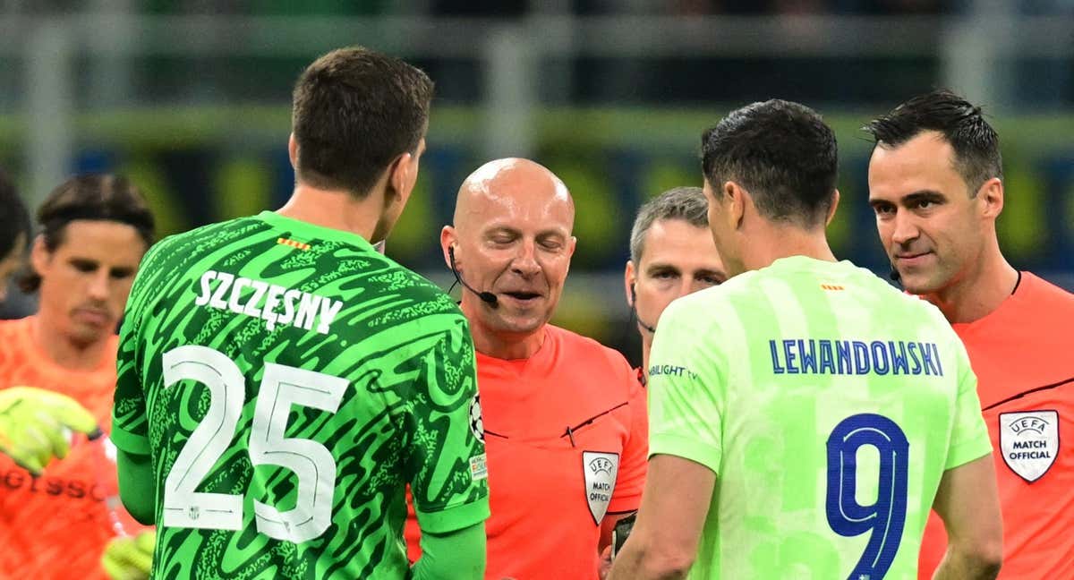Los jugadores del Barça reclaman una acción a Marciniak.