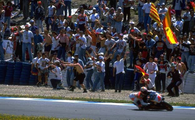 Crivillé, ya con el público junto a la pista, en 1996.  GETTY