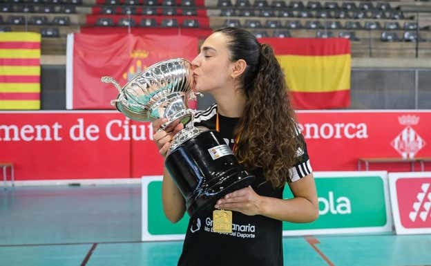 Ana Escamilla posa con el trofeo de campeonas de la Liga Iberdrola.