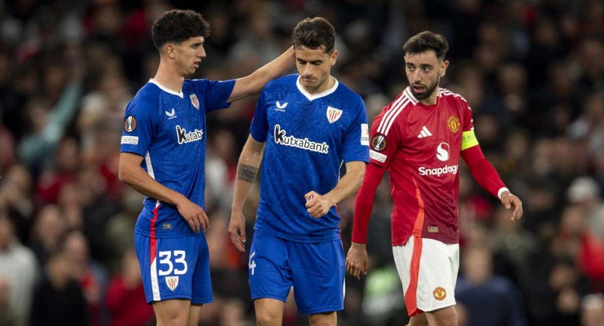 Olabarrieta y Prados, cabizbajos durante el encuentro en Old Trafford. /Athletic Club